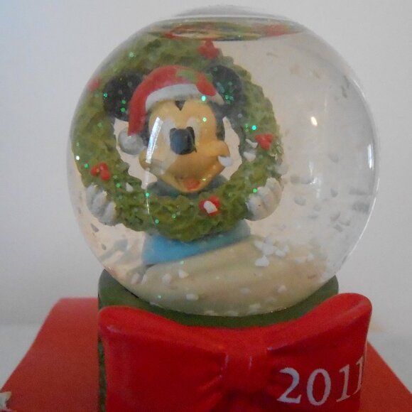2011 Mickey Mouse Holding Christmas Wreath Snow Globe-Orig Box-Walt Disney - Picture 3 of 5